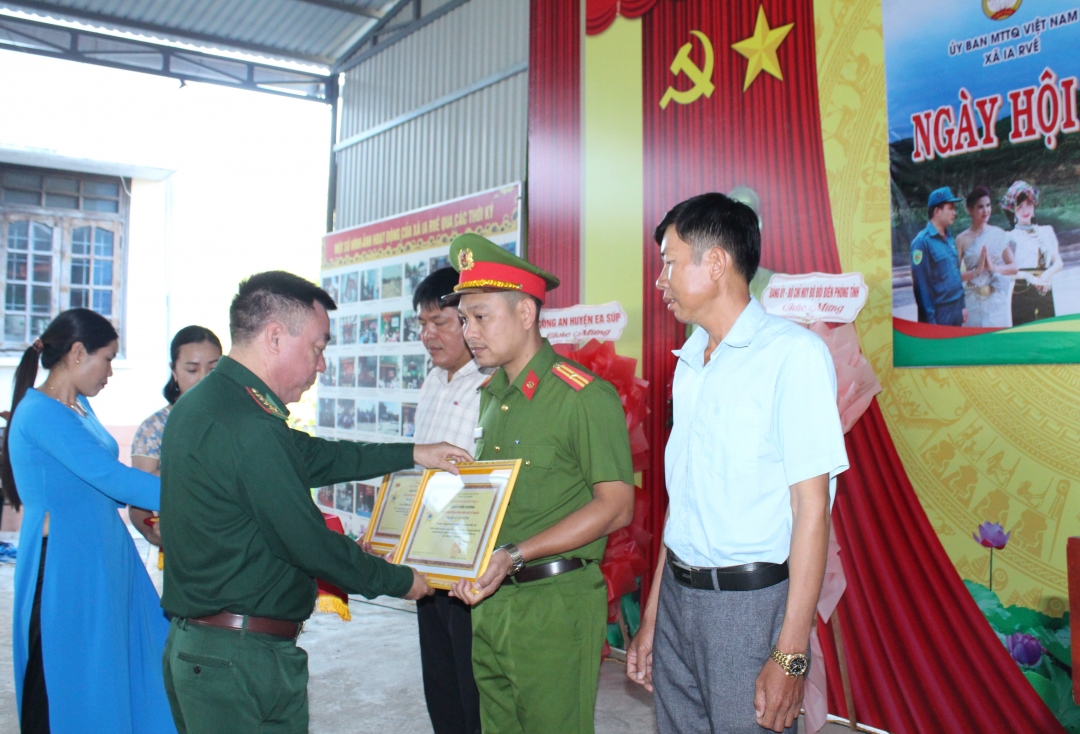 Đại tá Đào Viết Hùng, Chỉ huy trưởng Bộ đội Biên phòng tỉnh trao Kỷ niệm chương cho các cá nhân.