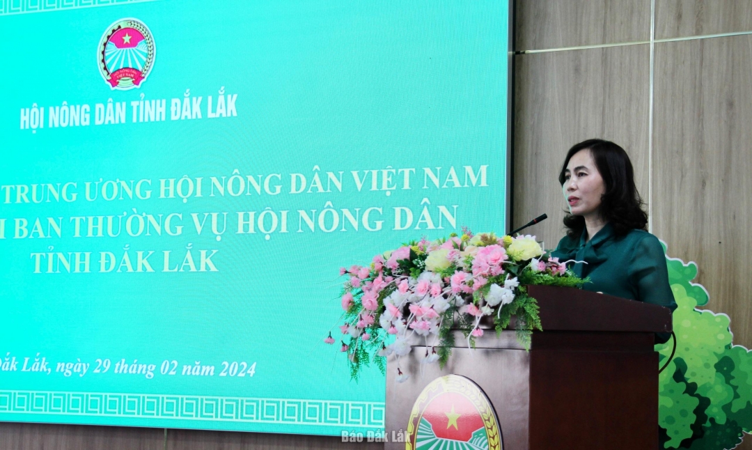 Chủ tịch Hội Nông dân tỉnh Lại Thị Loan báo cáo về việc triển khai Nghị quyết số 46-NQ/TW.