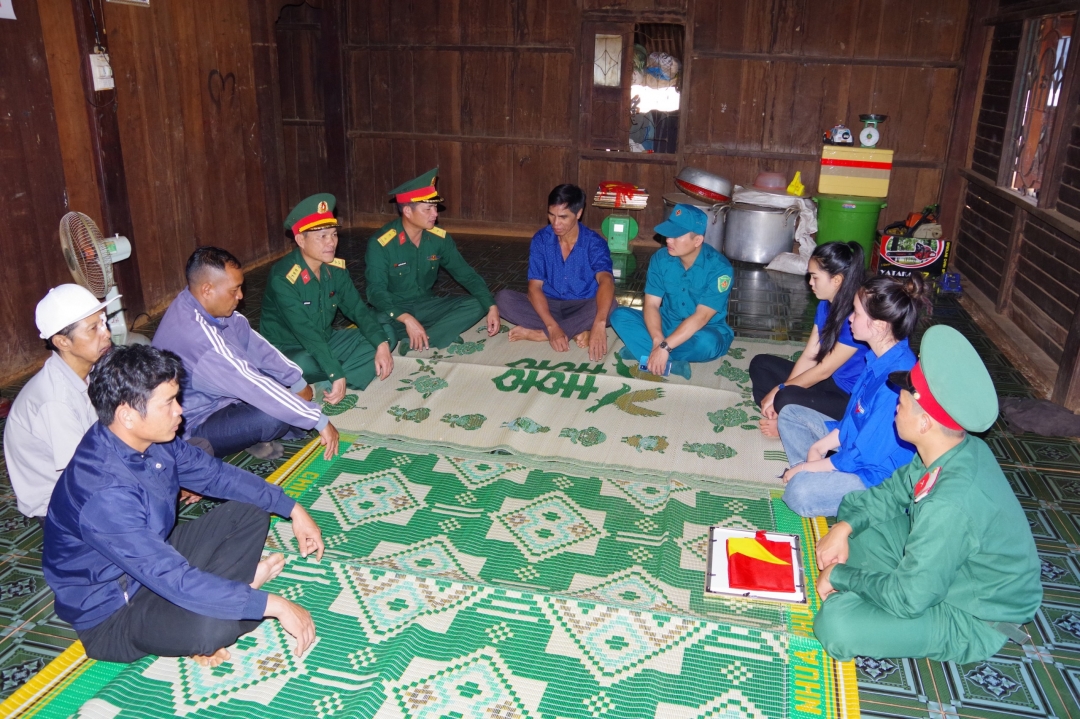 Trung đoàn 584 phối hợp thăm, tặng quà các gia đình trên địa bàn xã Cư Pơng, huyện Krông Búk.
