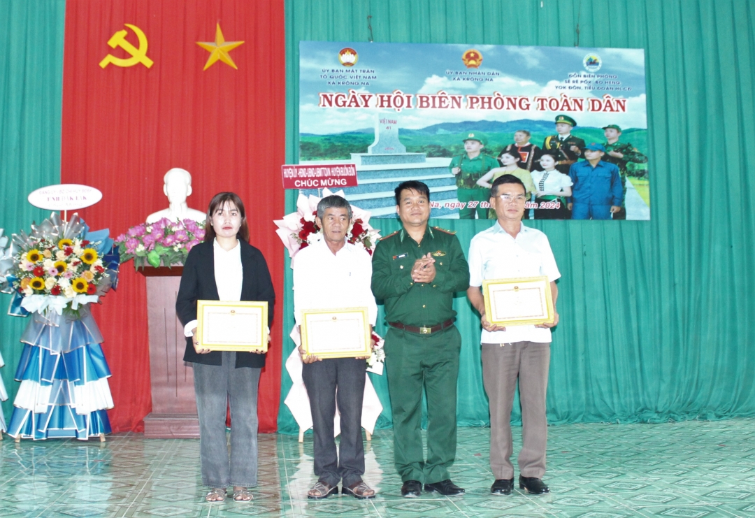 Thượng tá Rơ Lan Ngân, Phó Chính ủy BĐBP tỉnh Đắk Lắk trao giấy khen cho các cá nhân có nhiều thành tích trong thực hiện Ngày Biên phòng toàn dân.