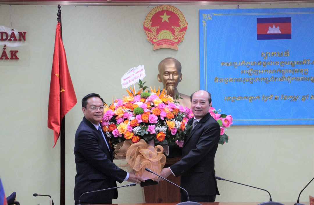 Ngài trao quà tặng lãnh đạo tỉnh Đắk Lắk nhân dịp Tết Nguyên đán 2024.
