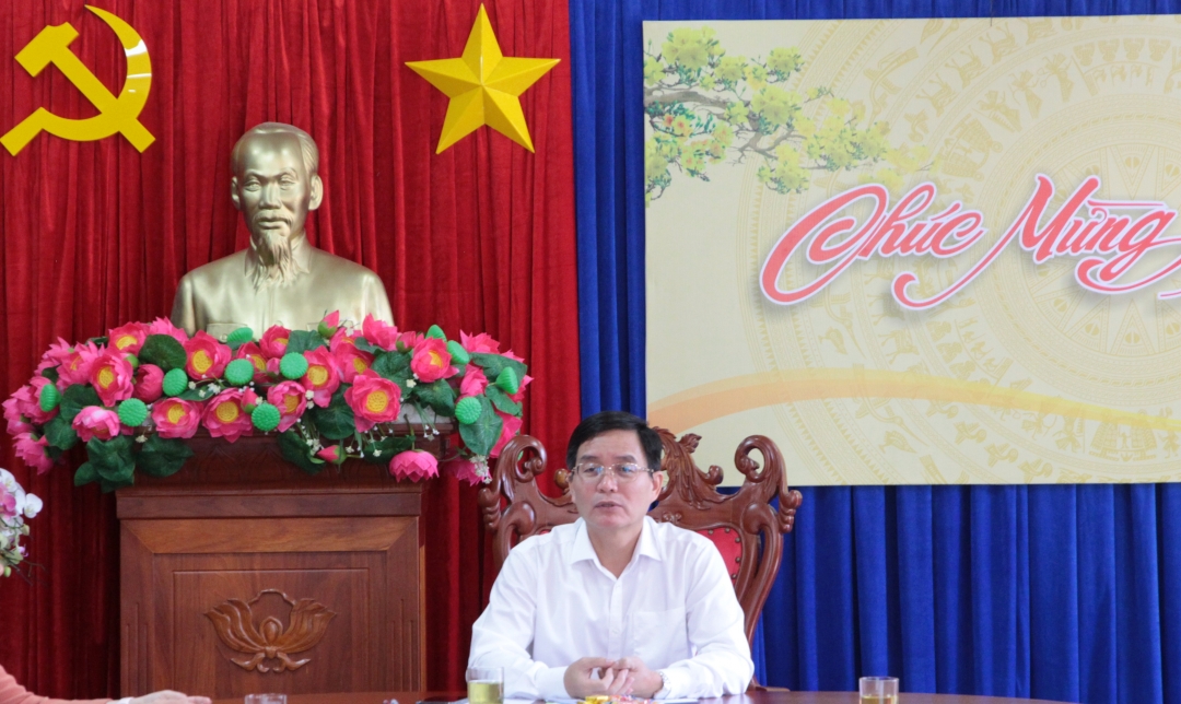 Ủy viên Trung ương Đảng, Bí thư Tỉnh ủy Nguyễn Đình Trung phát biểu tại cuộc họp giao ban.
