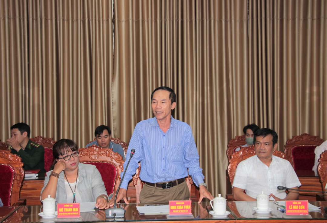 Tổng Biên tập Báo Đắk Lắk Đinh Xuân Toản phát biểu tại buổi gặp mặt.