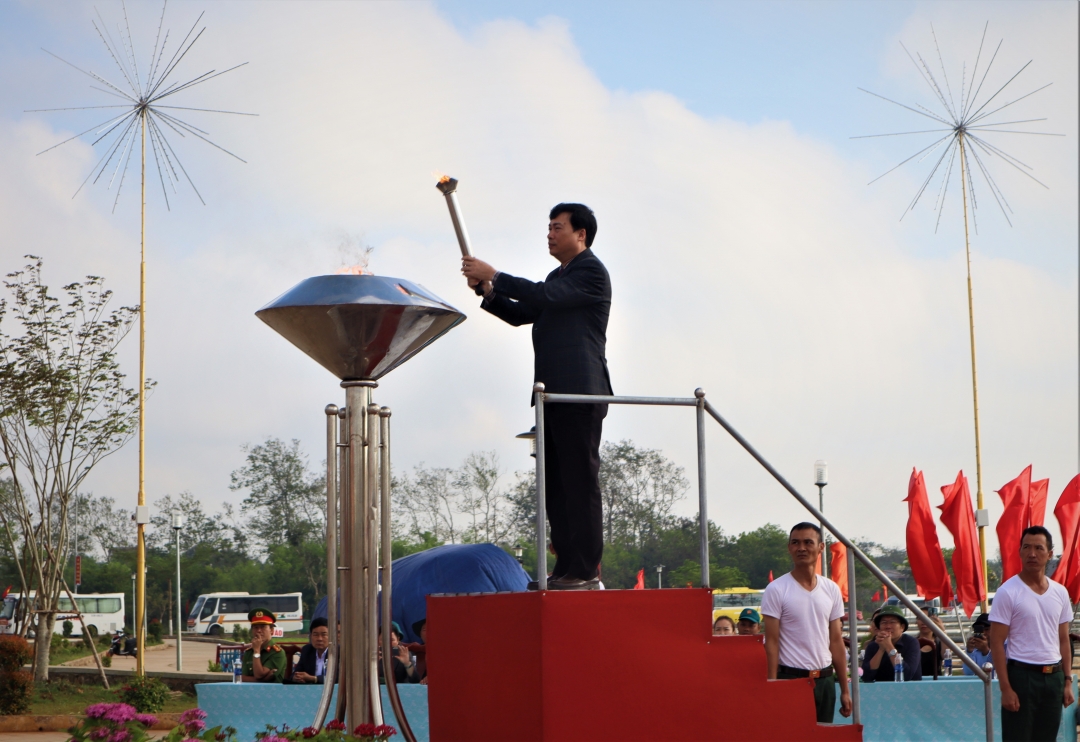 Bí thư Huyện ủy Krông Pắc Trần Hồng Tiến thắp sáng đài lửa truyền thống tại lễ giao quân.