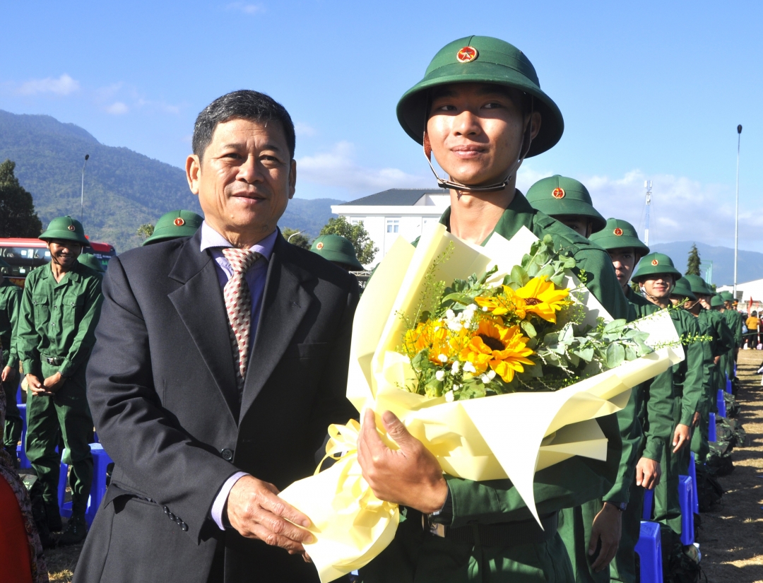 Giám đốc Sở nội vụ Bạch Văn Mạnh tặng hoa chúc mừng các tân binh.