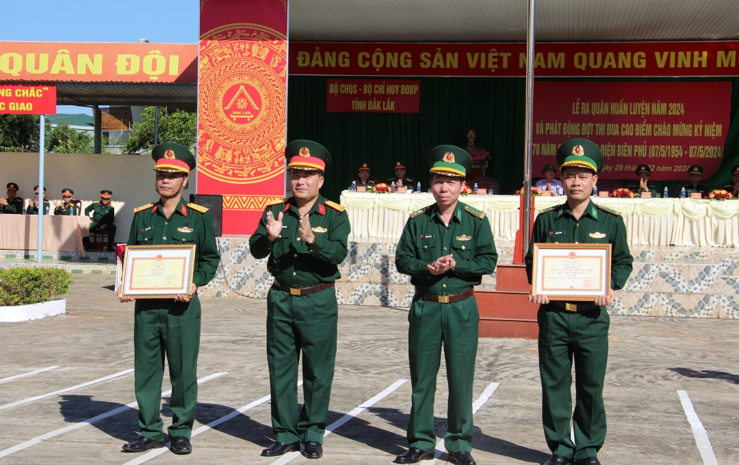Đại tá Trần Minh Trọng, Chính ủy Bộ Chỉ huy Quân sự tỉnh và Đại tá Đỗ Quang Thấm, Chính ủy Bộ đội Biên phòng tỉnh trao Danh hiệu cho các Phòng.