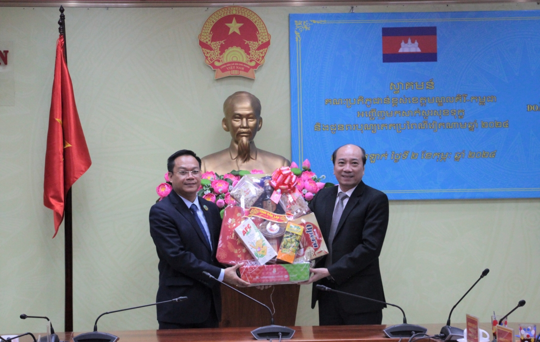 Chủ tịch UBND tỉnh Phạm Ngọc Nghị và đại diện các sở, ngành, địa phương cũng đã trao quà tặng Đoàn công tác của tỉnh bạn.