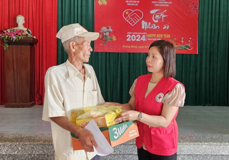 Ban tổ chức đã trao 200 suất quà (trị giá 500 nghìn đồng/suất) tặng các hộ nghèo, có hoàn cảnh đặc biệt khó khăn trên địa bàn hai xã Cư K’ty và Dang Kang (huyện Krông Bông). 