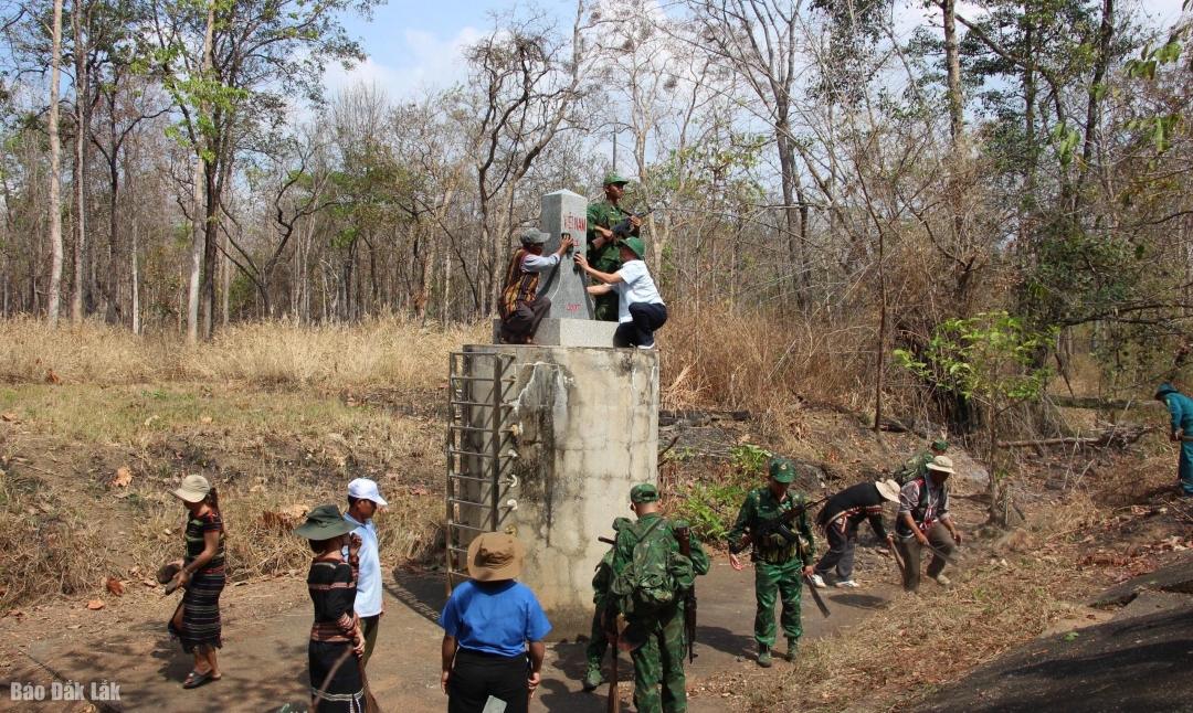 Quân - dân tuần tra, dọn dẹp vệ sinh xung quanh cột mốc biên giới. Ảnh: Quỳnh Anh