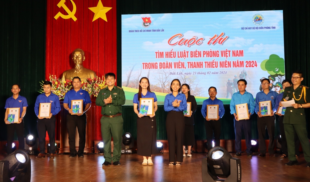 Ban tổ chức trao thưởng cho các đơn vị đoạt thành tích cao tại Cuộc thi.