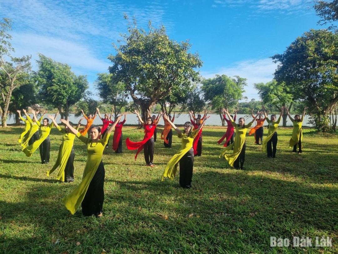 Hội viên phụ nữ huyện Cư Mgar tham gia đồng diễn áo dài. 