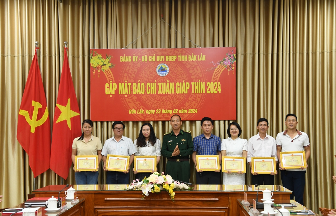 Đại tá Nguyễn Công Tuấn, Phó Chỉ huy trưởng, Tham mưu trưởng Bộ đội Biên phòng tỉnh tặng Giấy khen cho các cá nhân.
