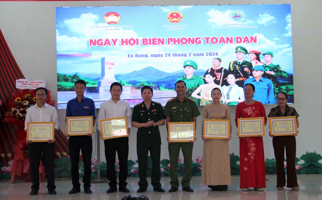 Đại tá Đỗ Quang Thấm, Chính ủy Bộ đội Biên phòng tỉnh trao Kỷ niệm chương cho các cá nhân.