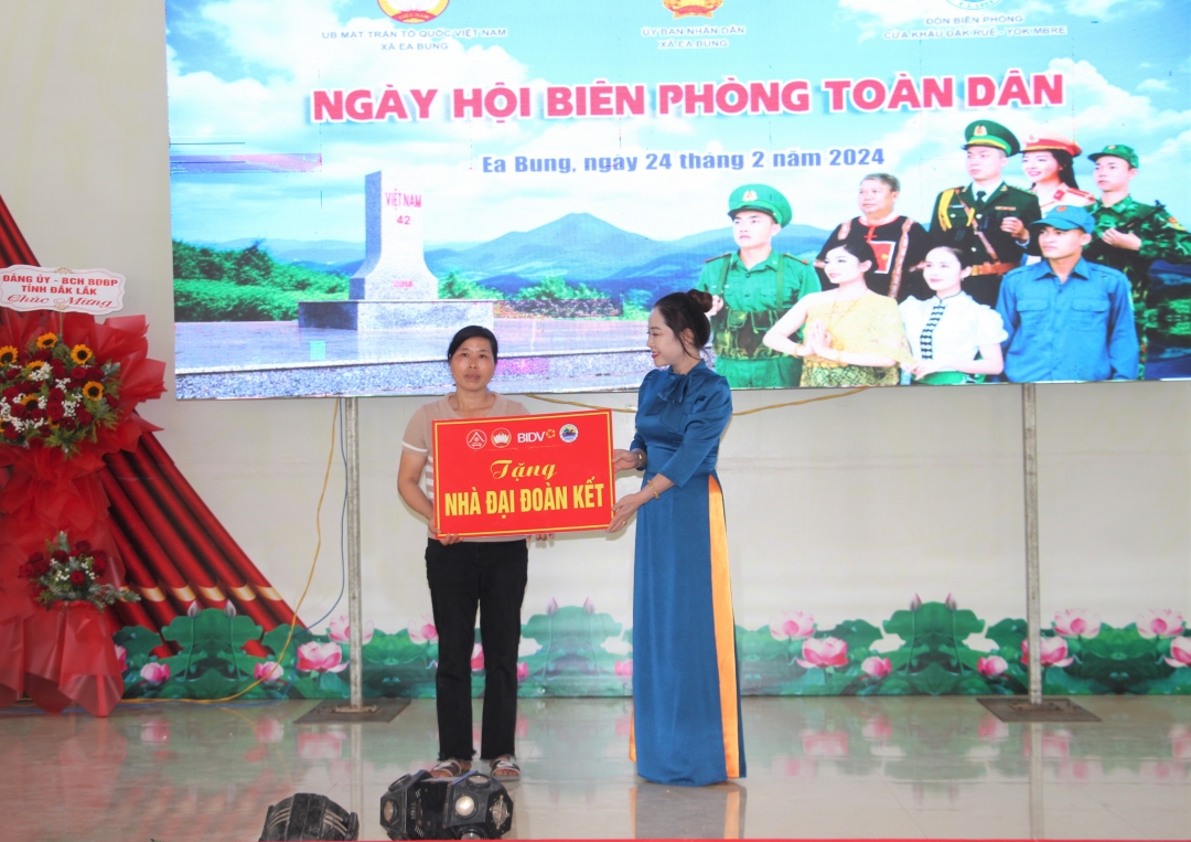 Phó Chủ tịch Ủy ban MTTQ Việt Nam tỉnh trao Nhà đại đoàn kết tặng hộ có hoàn cảnh khó khăn.