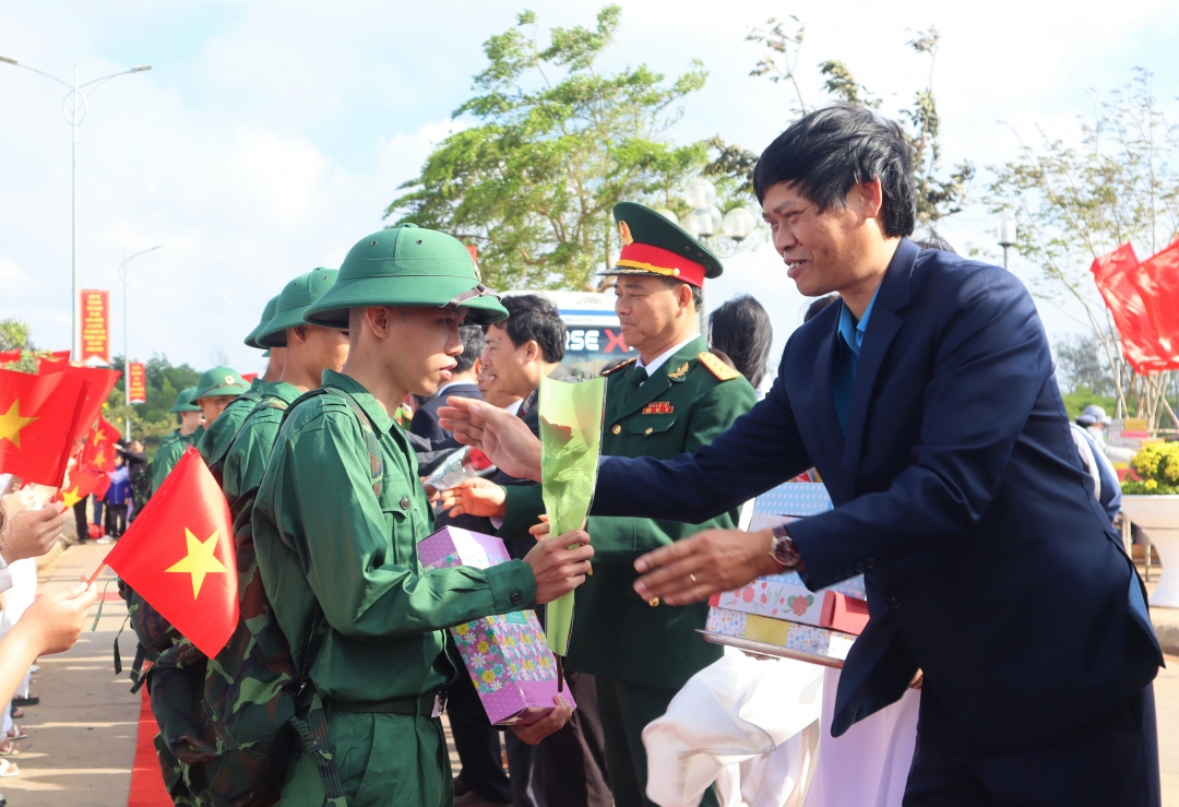 Chủ tịch Liên đoàn Lao động tỉnh Lê Văn Thành tặng quà, động viên công dân lên đường thực hiện nghĩa vụ quân sự.