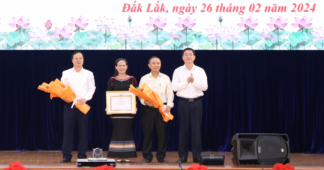 Ủy viên Trung ương Đảng, Bí thư Tỉnh ủy Nguyễn Đình Trung trao Bằng khen của Ban Tuyên giáo Trung ương tặng Ban Tuyên giáo Tỉnh ủy.