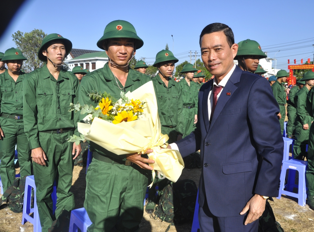 Chủ tịch UBND huyện Krông Bông Lê Văn Long động viên và chúc mừng tân binh.