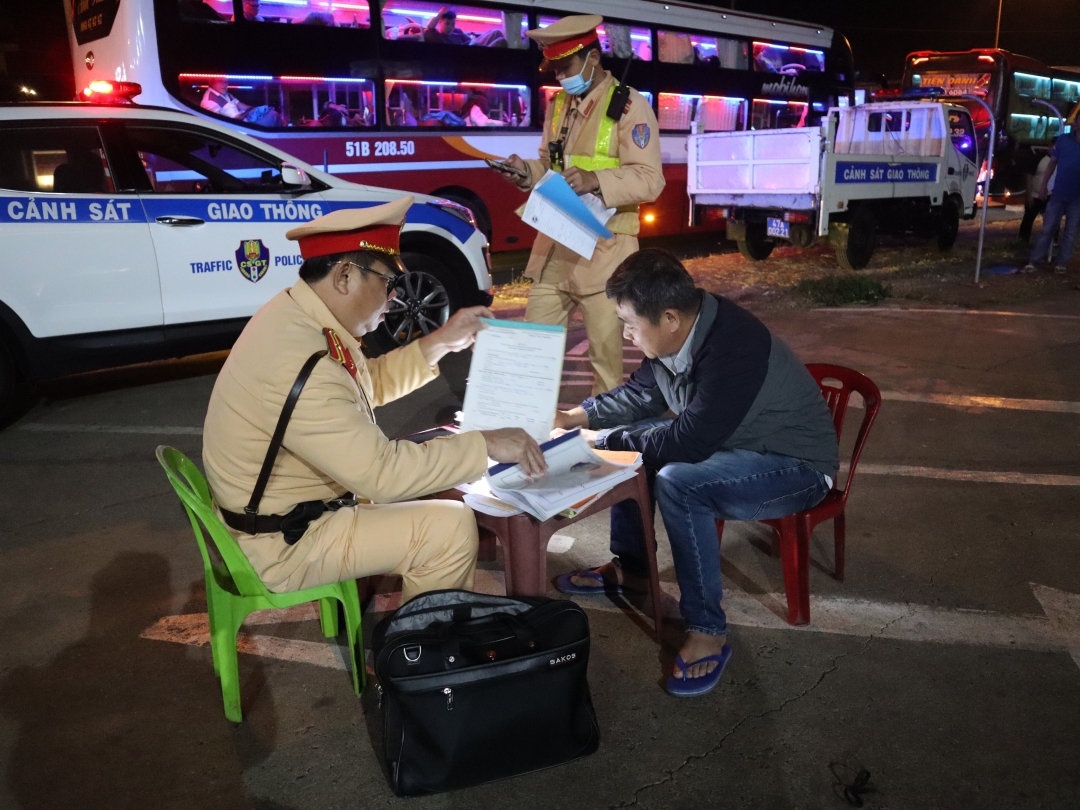 Tổ CSGT, Trạm CSGT Krông Búk lập biên bản vi phạm hành chính đối với trường hợp vi phạm.