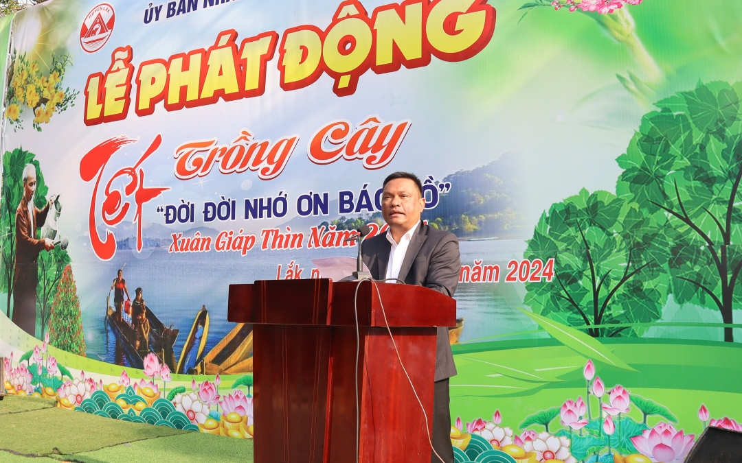 Phó Bí thư Huyện ủy, Chủ tịch UBND huyện Nay Y Phú phát biểu và phát động Tết trồng cây.
