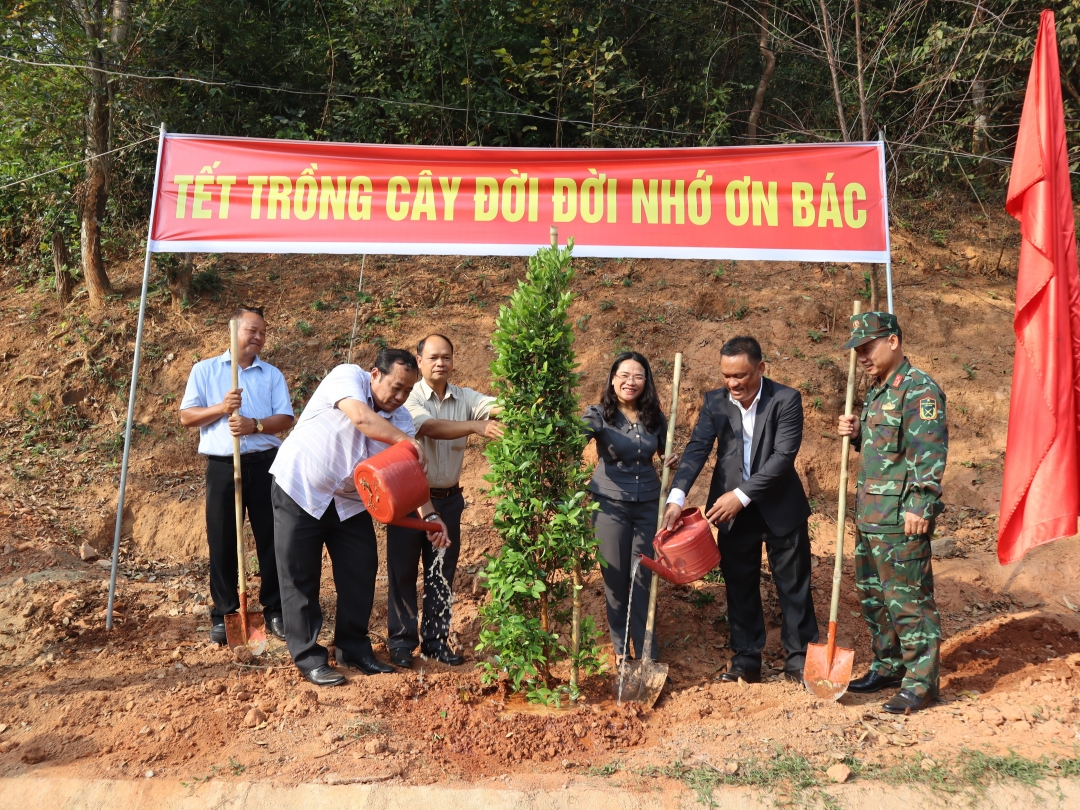Các đồng chí Thường trực Huyện ủy và cán bộ, người lao động, lực lượng vũ trang tham gia trồng cây sau buổi lễ phát động.