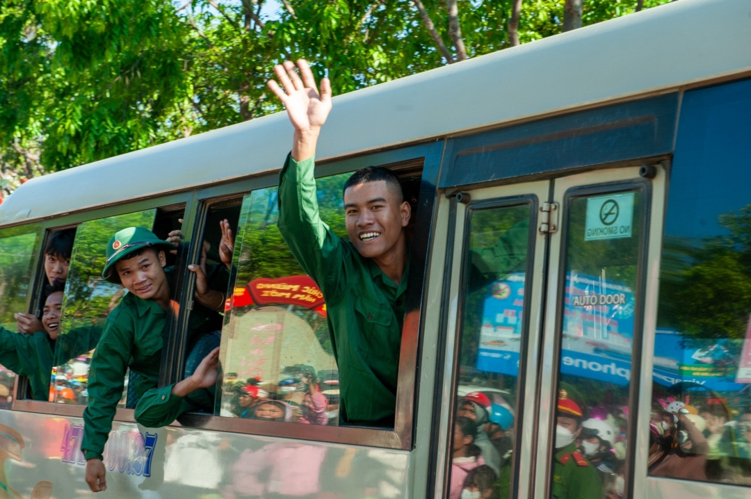 Các tân binh huyện Lắk phấn khởi lên xe về các đơn vị nhận quân.