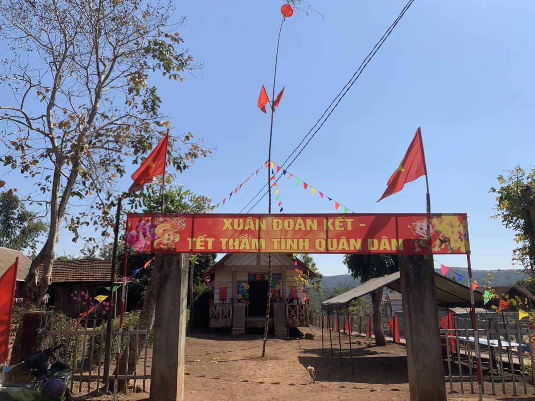 Trang trí nhà sinh hoạt cộng đồng ở xã Cư Pơng, huyện Krông Búk.