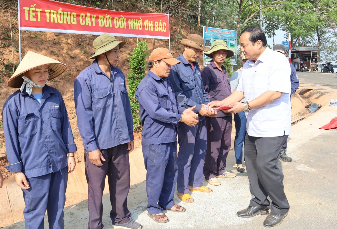 Bí thư Huyện ủy Nguyễn Văn Long tặng quà cho công nhân Công ty TNHH Xây dựng và Môi trường đô thị Đại Lộc.