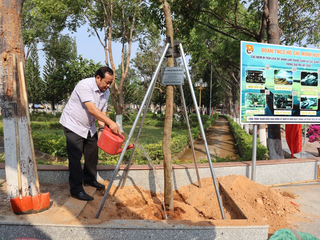 Bí thư Huyện ủy Nguyễn Văn Long tặng và trồng cây hoa ban đỏ tại khuôn viên Hoa viên huyện Lắk.