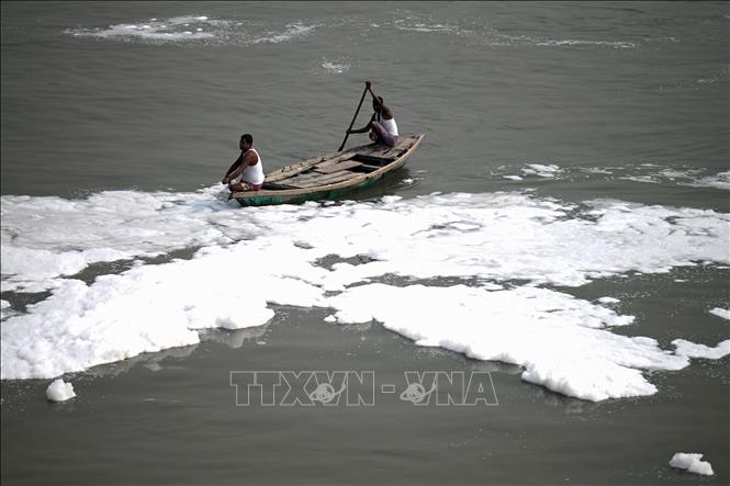 Vùng nước bị ô nhiễm trên sông Yamuna ở New Delhi, Ấn Độ. Ảnh: AFP/TTXVN
