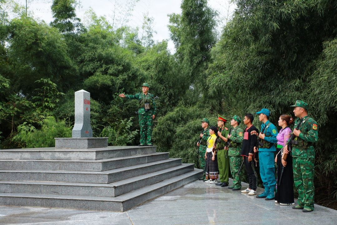 Cán bộ, chiến sĩ Bộ đội Biên phòng tỉnh Đắk Lắk cùng nhân dân và các lực lượng tuần tra bảo vệ biên giới quốc gia.