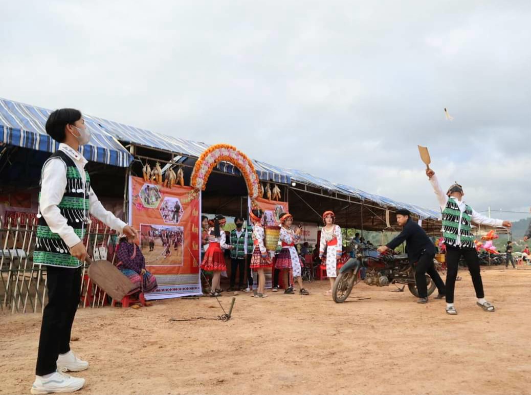 Các thanh niên dân tộc Mông tham gia trò chơi đánh cầu lông gà.