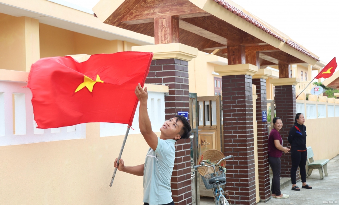 Người dân trên đảo Đá Tây treo cờ Tổ quốc để đón Xuân.
