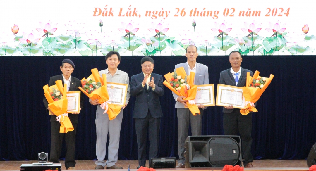 Phó Bí thư Thường trực Tỉnh ủy Phạm Minh Tấn trao giải thưởng tặng các tác giả của tỉnh Đắk Lắk.