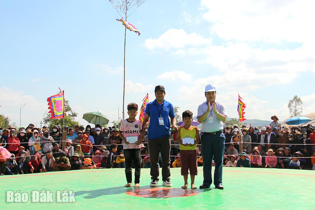 Chủ tịch UBND huyện Krông Pắc Đinh Xuân Diệu trao phần thưởng cho các đô vật nhi đồng.