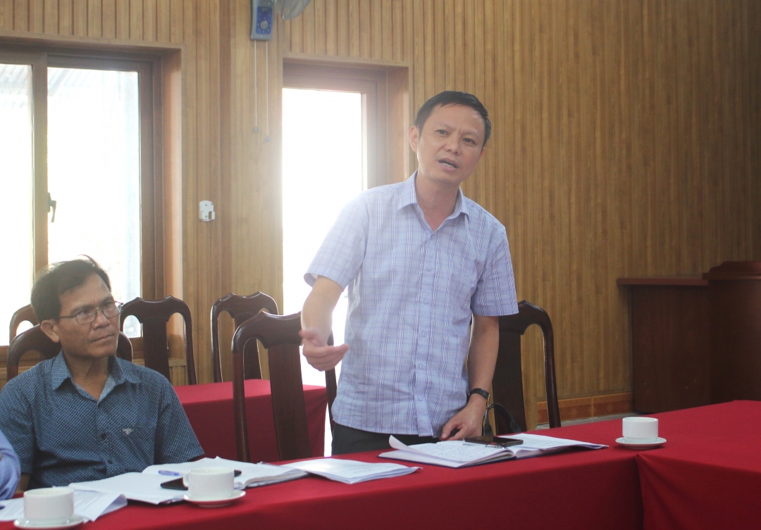 Chủ tịch UBND huyện Buôn Đôn Phạm Trung Nghĩa thông tin về tình hình thực hiện việc sáp nhập, tinh giản biên chế trên địa bàn huyện.