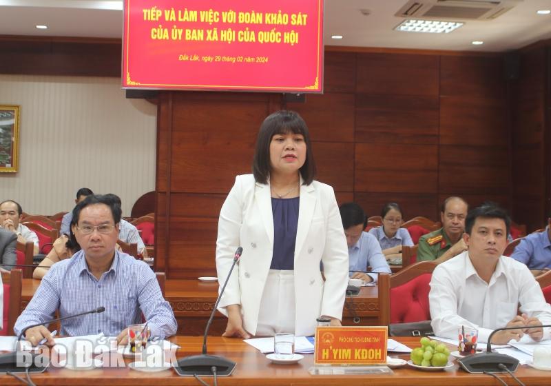 Phó Chủ tịch UBND tỉnh H’Yim Kđoh thông tin về tình hình thực hiện chính sách, pháp luật về bình đẳng giới, Luật Hôn nhân và gia đình trên địa bàn tỉnh.