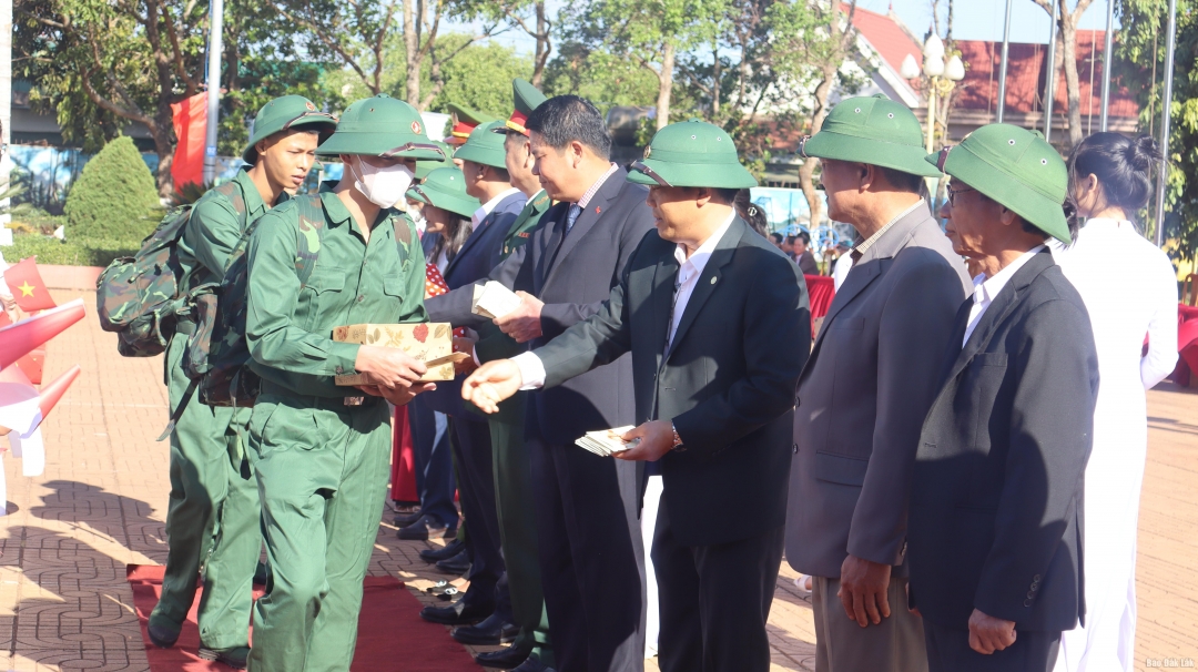 Lãnh đạo huyện Ea Hleo tặng quà cho các tân binh lên đường nhập ngũ.