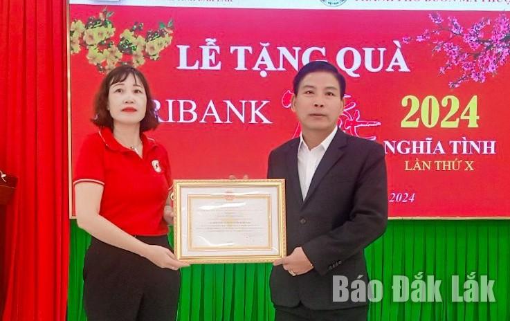 Đại diện Agribank Đắk Lắk đón nhận Bảng vinh danh từ Hội Chữ thập đỏ TP. Buôn Ma Thuột.