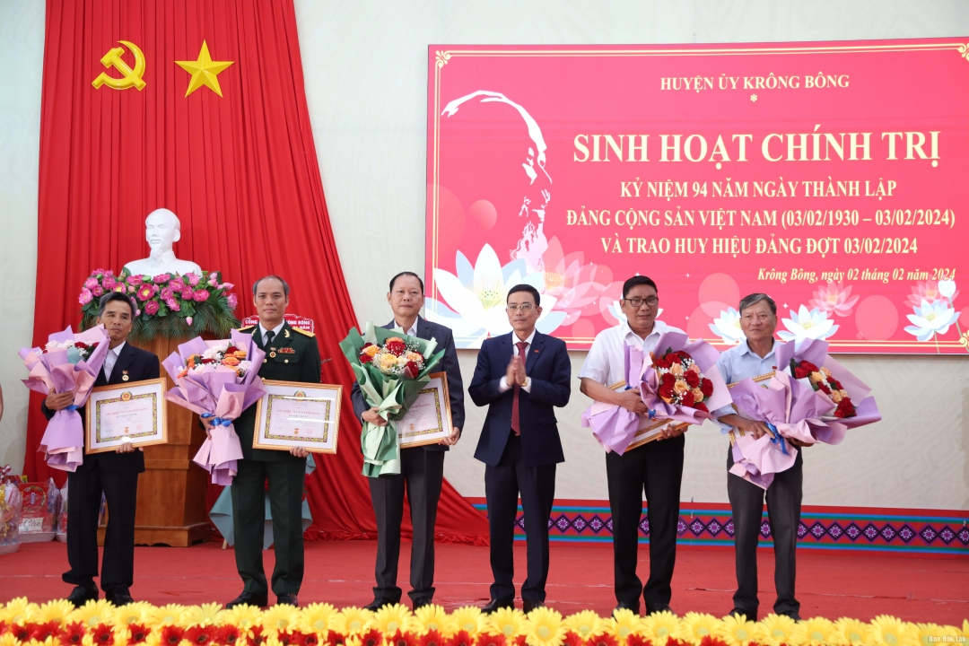 Phó Bí thư huyện ủy, Chủ tịch UBND huyện Krông Bông Lê Văn Long trao Huy hiệu Đảng cho các đảng viên.