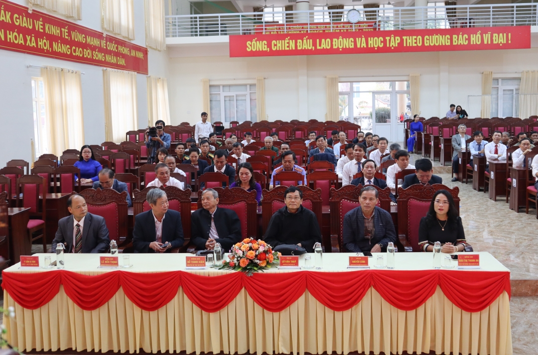 Các đồng chí nguyên lãnh đạo Huyện ủy Lắk qua các thời kỳ và đại biểu tham dự buổi lễ.