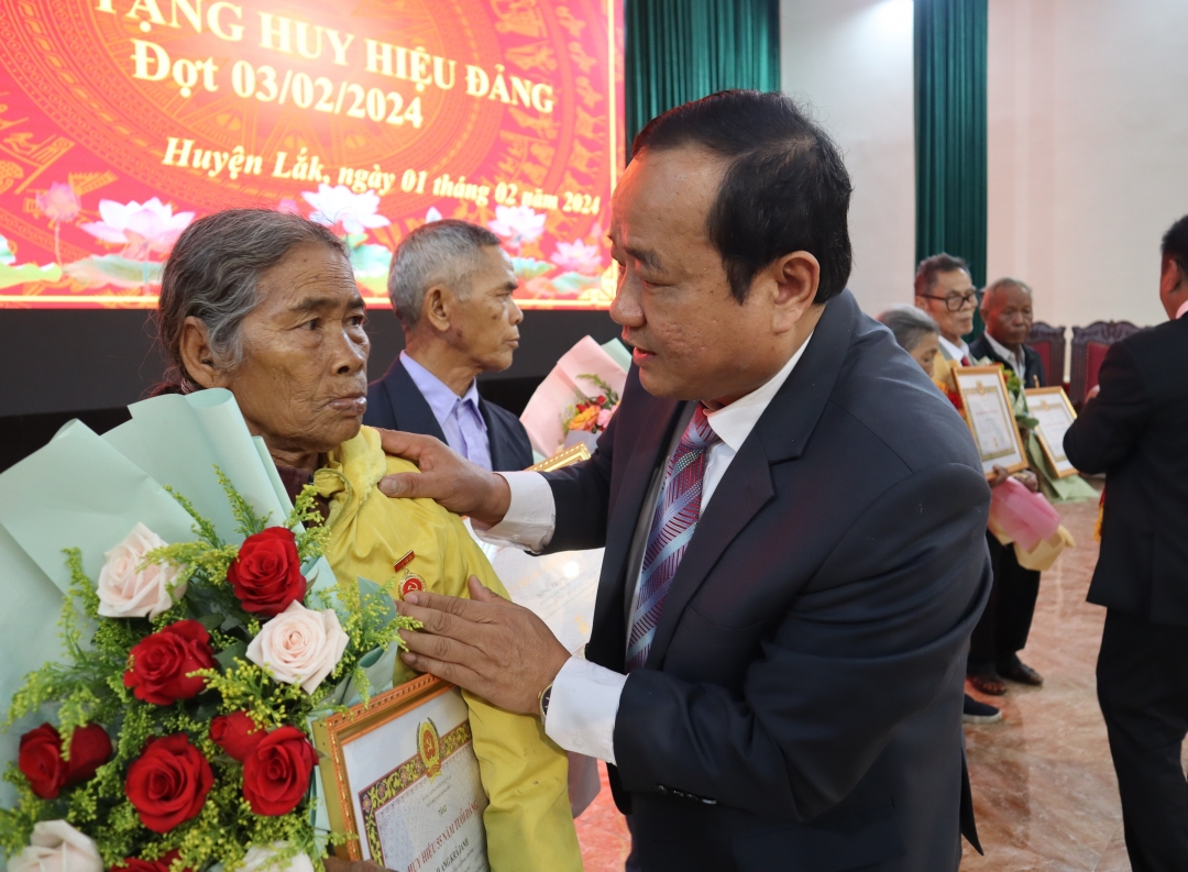 Bí thư Huyện ủy Lắk Nguyễn Văn Long trao Huy hiệu đảng cho đảng viên.