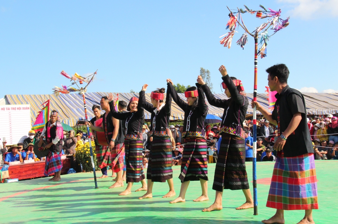 Biểu diễn cồng chiêng, dân vũ của người Bru - Vân Kiều (xã Ea Hiu).