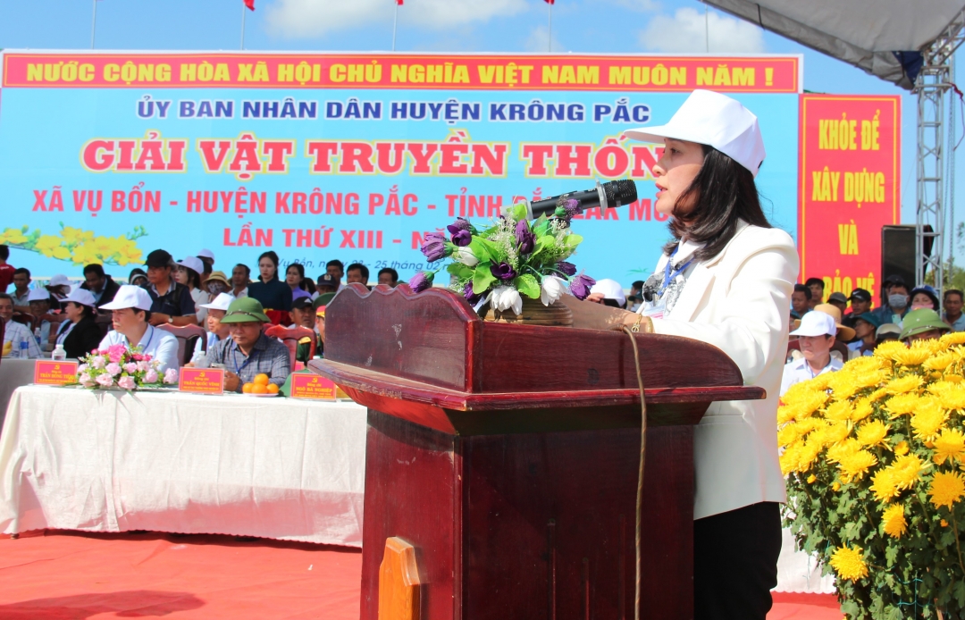 Phó Chủ tịch UBND huyện Krông Pắc phát biểu khai mạc giải vật.
