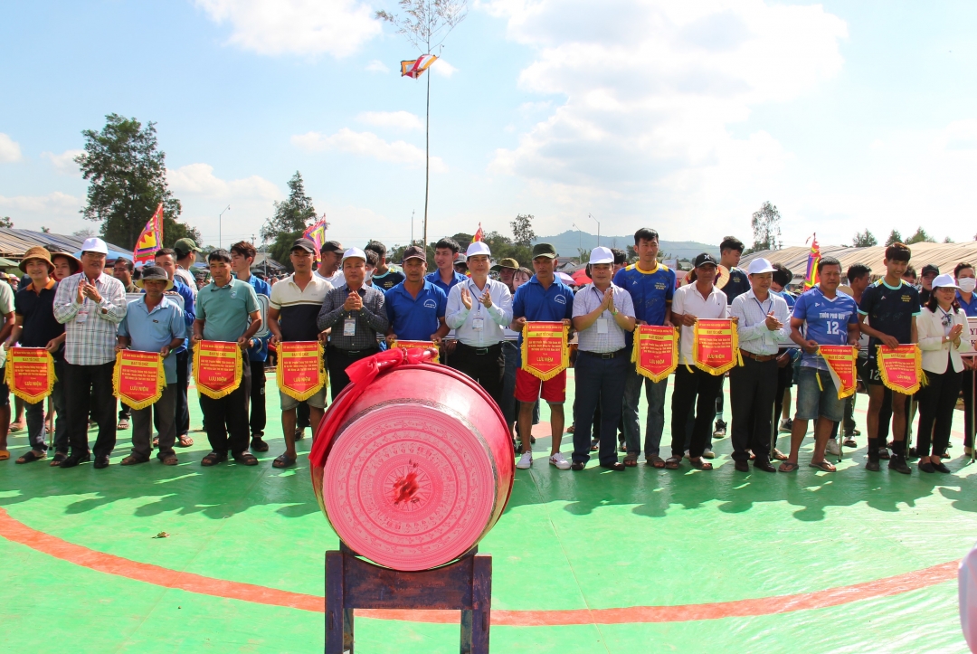 Ban tổ chức tặng cờ lưu niệm cho các đoàn đô vật tham gia giải đấu.