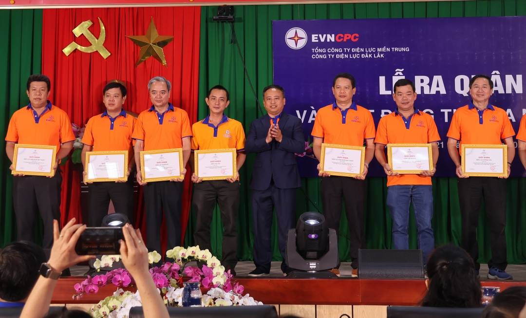 Lãnh đạo Công ty Điện lực Đắk Lắk khen thưởng các tập thể xuất sắc