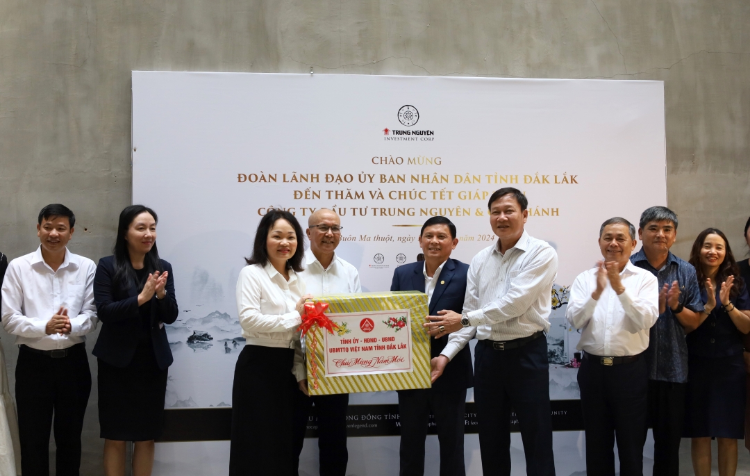 Đoàn công tác của tỉnh tặng quà cho Chi nhánh Công ty cổ phần đầu tư Trung Nguyên tại Đắk Lắk.
