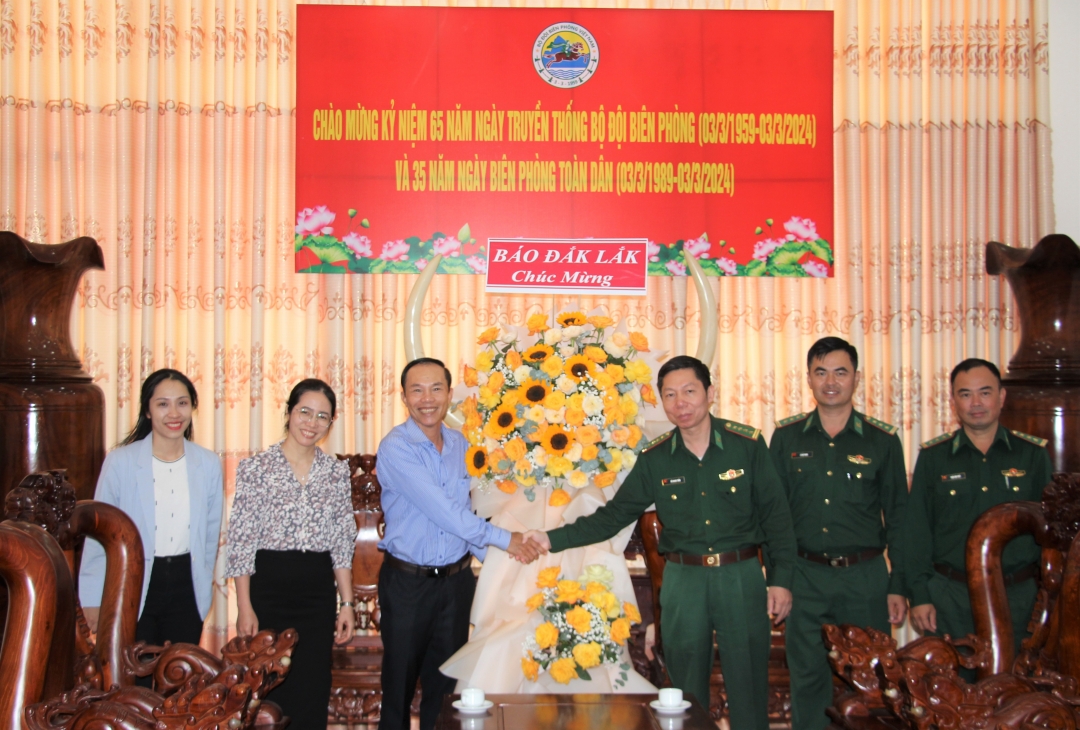 Báo Đắk Lắk tặng hoa chúc mừng cán bộ, chiến sĩ Bộ đội Biên phòng.