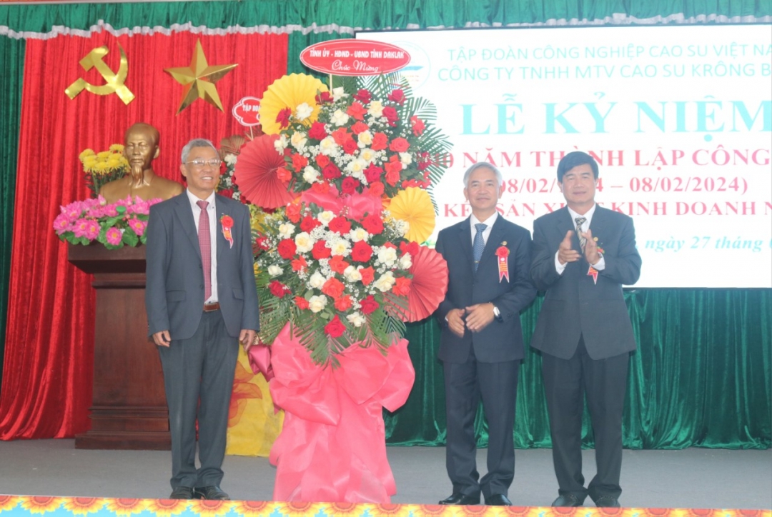 Phó Chủ tịch UBND tỉnh Nguyễn Thiên Văn tặng lẵng hoa chúc mừng của Tỉnh ủy – HĐND – UBND tỉnh cho đại diện lãnh đạo Công ty TNHH MTV Krông Búk.