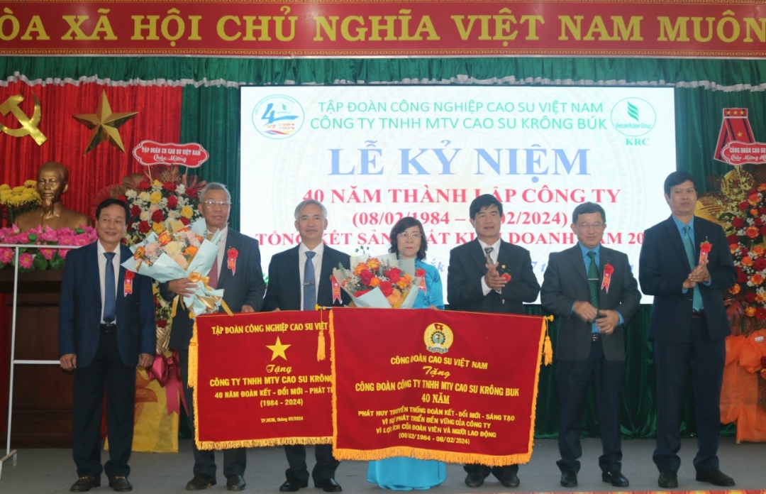 Đại diện lãnh đạo Công ty TNHH MTV Cao su Krông Búk nhận Bức trướng chúc mừng của Tập đoàn Công nghiệp Cao su Việt Nam và Công đoàn Cao su Việt Nam.