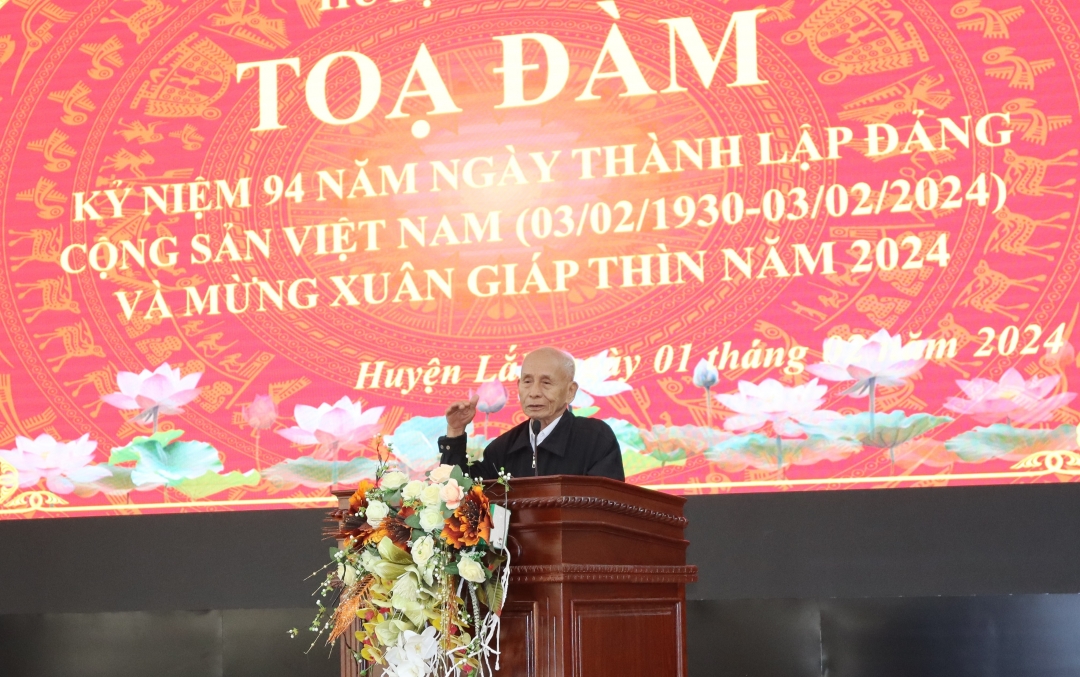 Nguyên Bí thư Huyện ủy Lắk Tô Tấn Tài (Ama Hoanh) phát biểu cảm tưởng trong buổi Lễ tọa đàm.